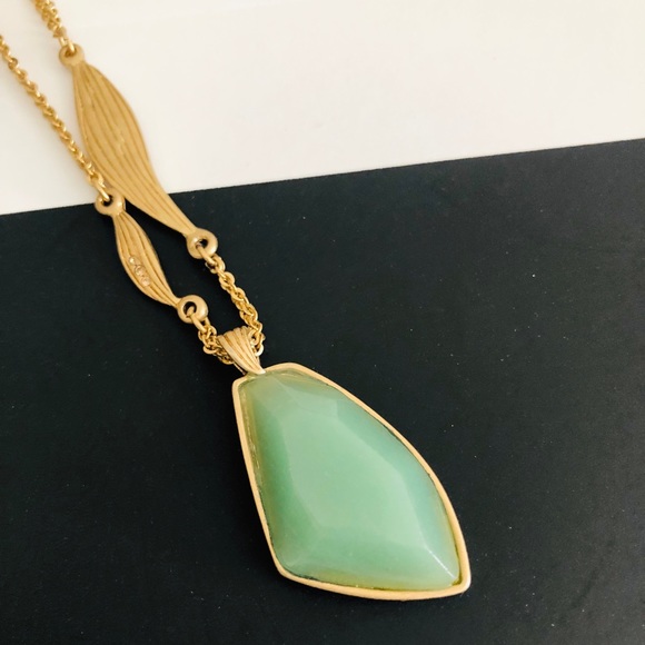 Sea foam colored long strain necklace - Picture 2 of 8